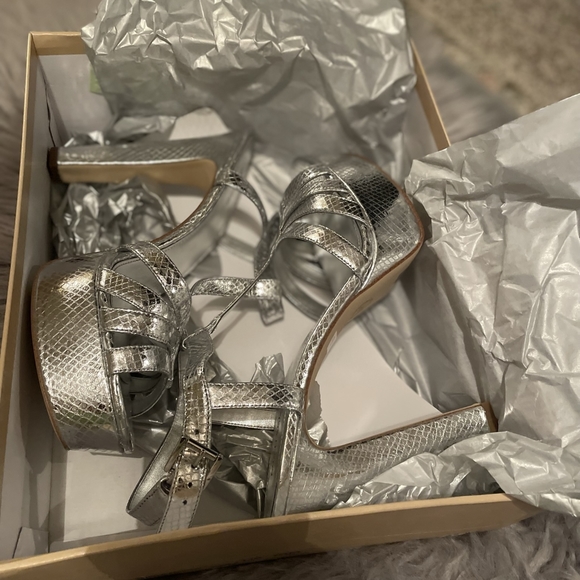 Micheal Kors, Size 10, Silver Heels - Picture 4 of 10